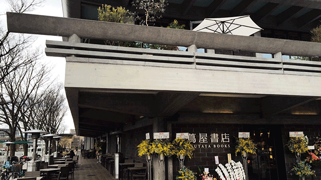 京都新開幕景點!平安神宮旁的蔦屋書店〜2樓沙發區眺望平安道上大鳥居