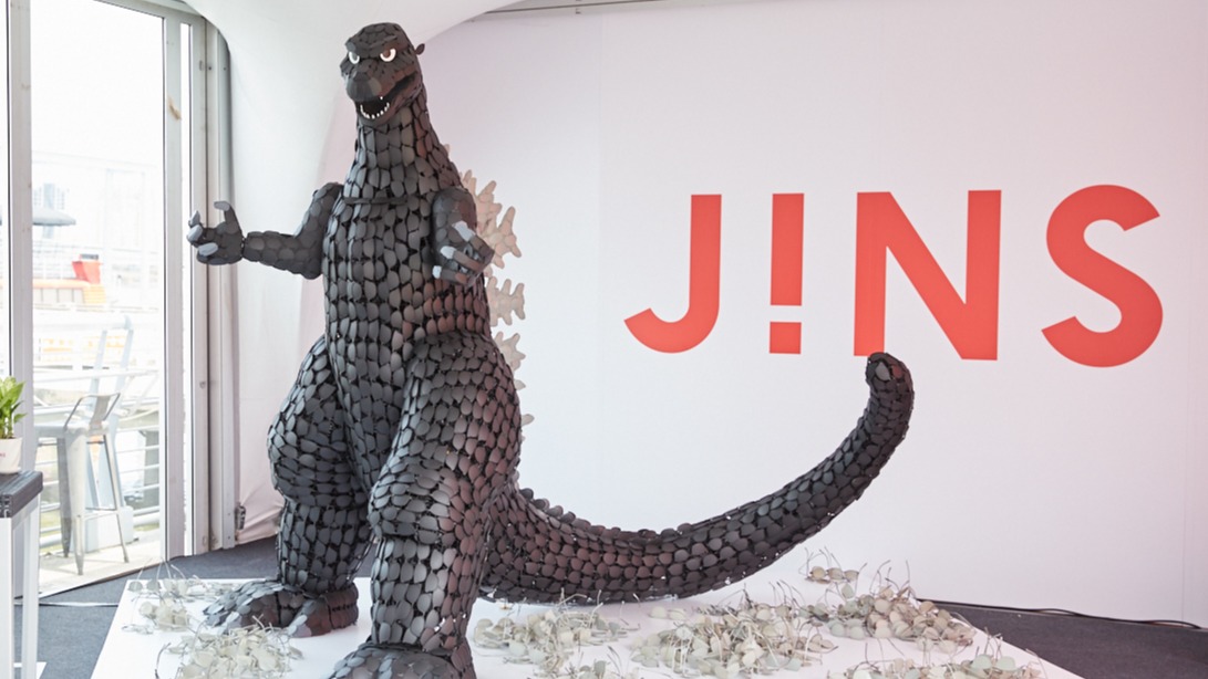 世界首創！ JINSX台中市政府，萬支廢鏡打造「哥吉拉」 登陸台中火車站