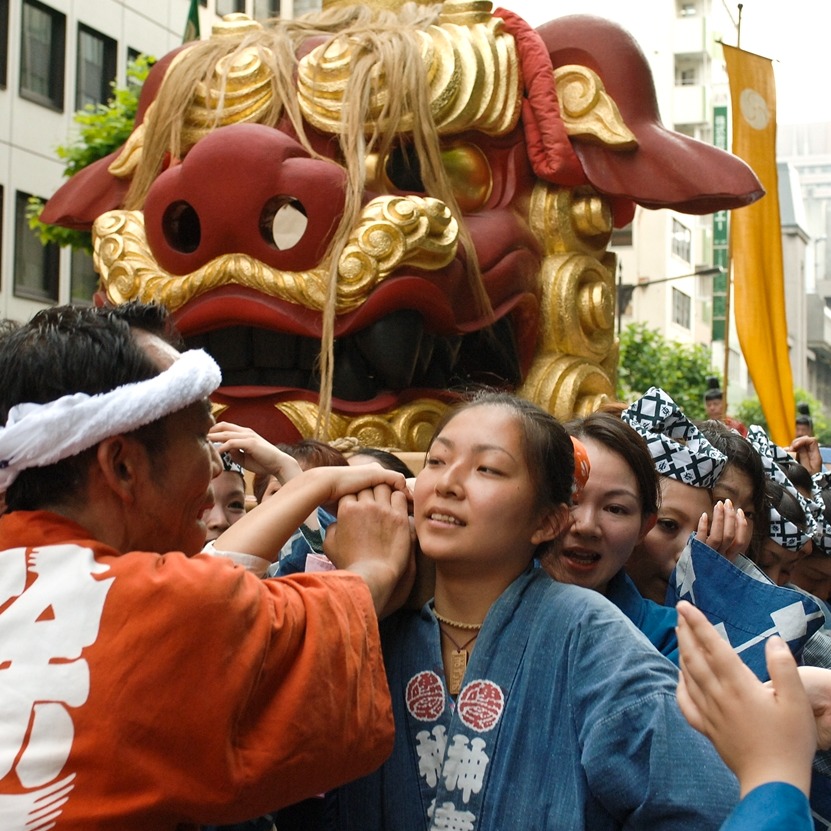 築地市場夏日重頭戲——波除稲荷神社獅子祭登場！日本也有舞獅遶境？