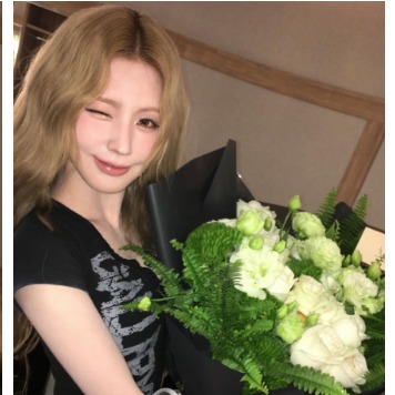 i-dle薇娟現身新光三越A11快閃店粉絲擠爆！親揭女團級持色底妝秘密