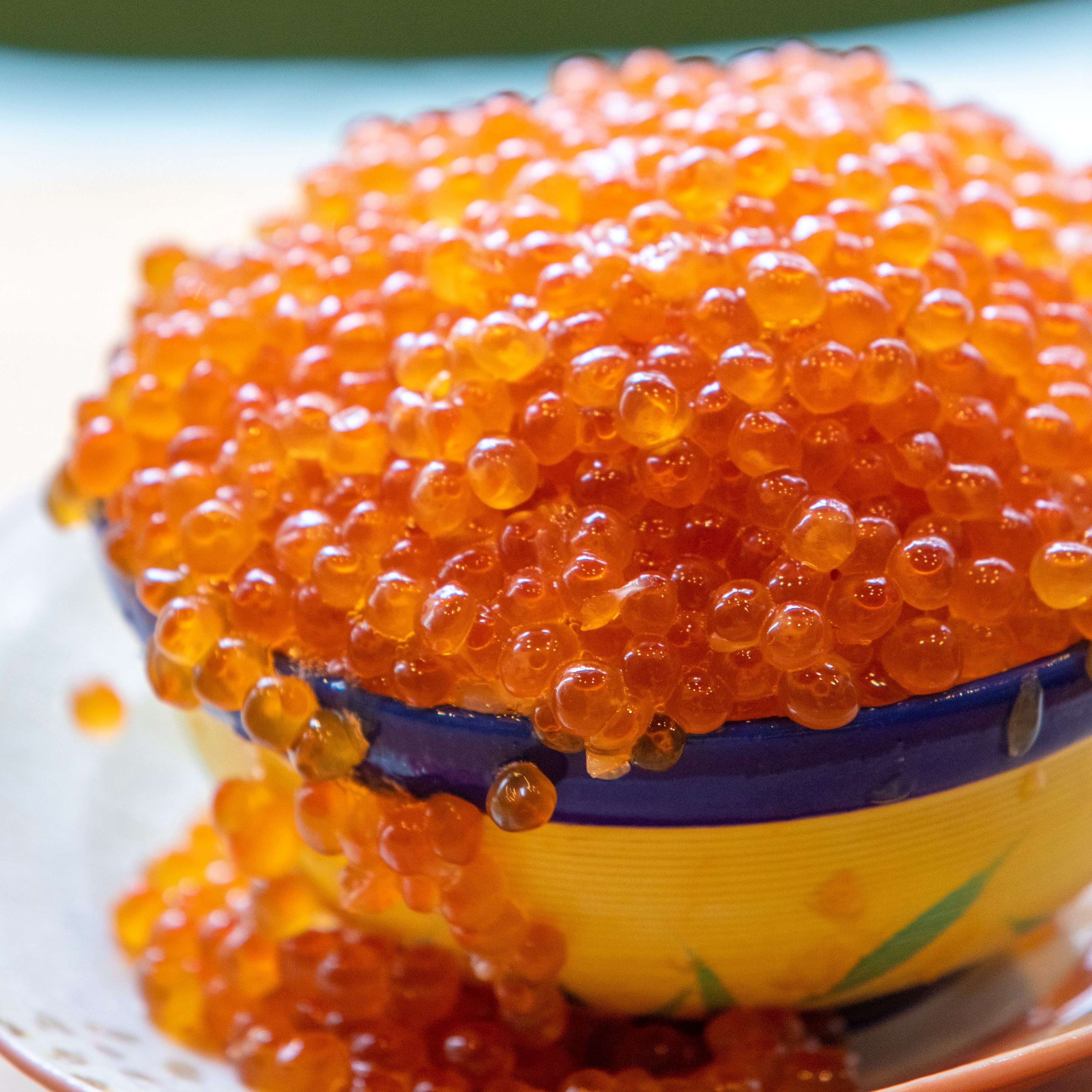 北海道直送海鮮與沖繩地魚強強合體!沖繩必吃壽司店推薦,還吃得到「滿溢鮭魚卵蓋飯」喔!