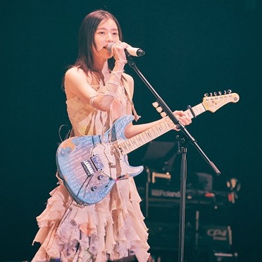 milet首場ARENA演唱會以全白褲裝帥氣登場!出道5周年以全新演出內容迎接挑戰