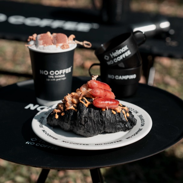 超狂香腸可頌登場！ NO COFFEE 聯名 Helinox，必收質感全黑露營單品