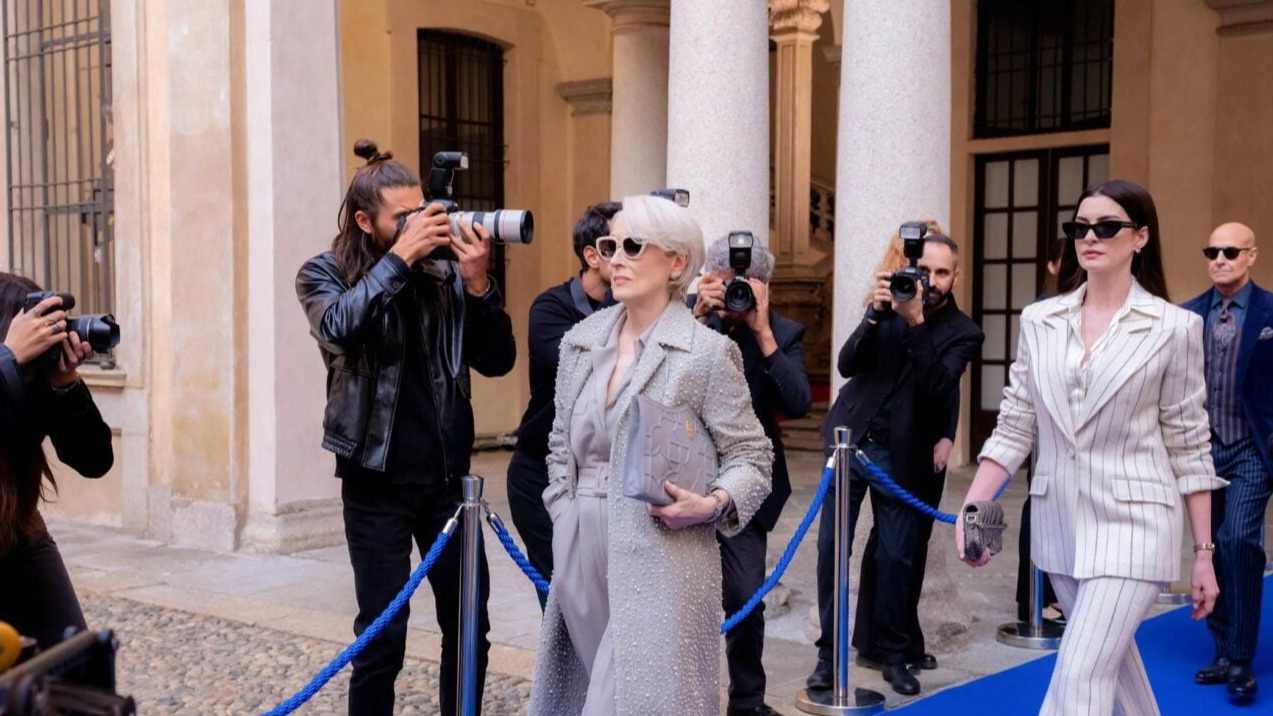 睽違20年！《穿著Prada的惡魔2》首映赤裸演出媒體寒冬裁員真相，安海瑟薇「日式V臉保養」封神成熱搜