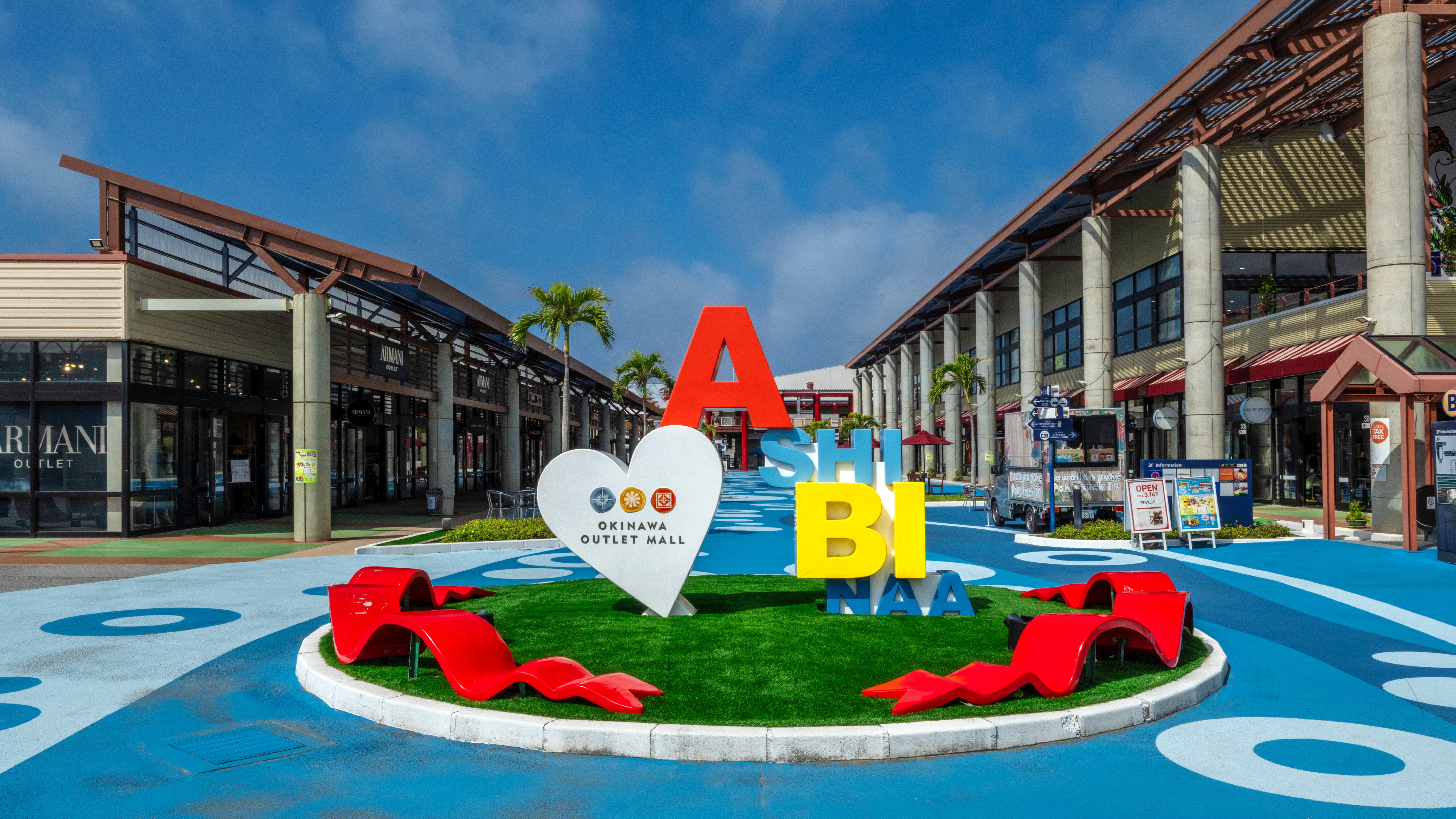 沖繩血拚必逛！距那霸機場約15分鐘車程！超過100個世界知名品牌齊聚的沖繩 ASHIBINAA Outlet