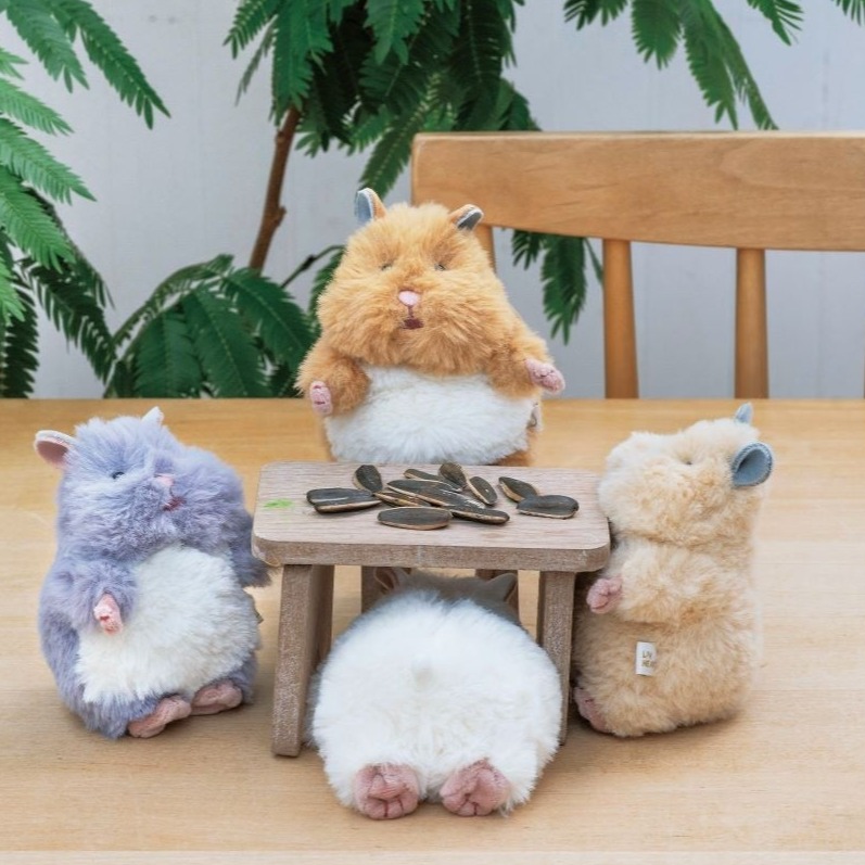 LIVHEART推出一臉呆滯放空的小倉鼠娃娃「はむにぎり」，療癒娃活新選擇