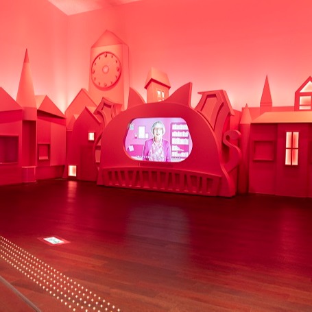 隈研吾新作「魔法文學館」將於11月3日開館，草莓色夢幻圖書館收藏上萬童書，一同探索《魔女宅急便》作者角野榮子的世界！