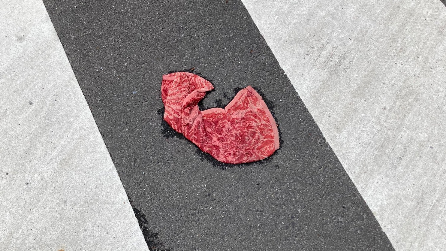 為什麼會出現在這種地方?掉在馬路上的「高級肉」原來是這樣的東西!