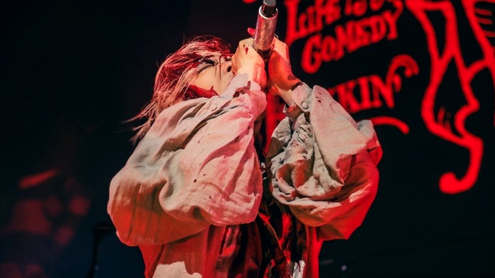 搖滾男神HYDE來台開唱 《鬼滅之刃》、《NANA》經典名曲連發,巨大講台與浴血橋段讓現場宛如華麗音樂劇!