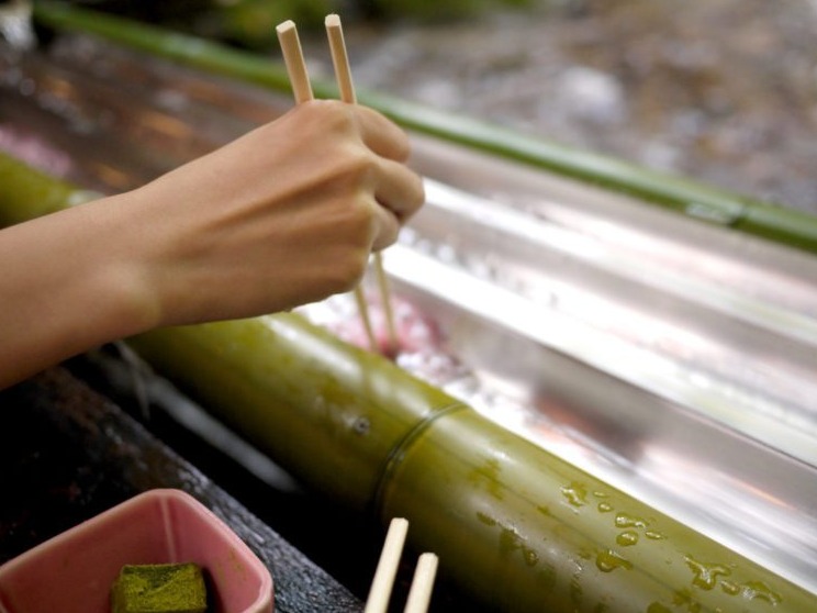 體驗京都貴船名物「川床」流水細麵！光用看的就很消暑的日本素麵