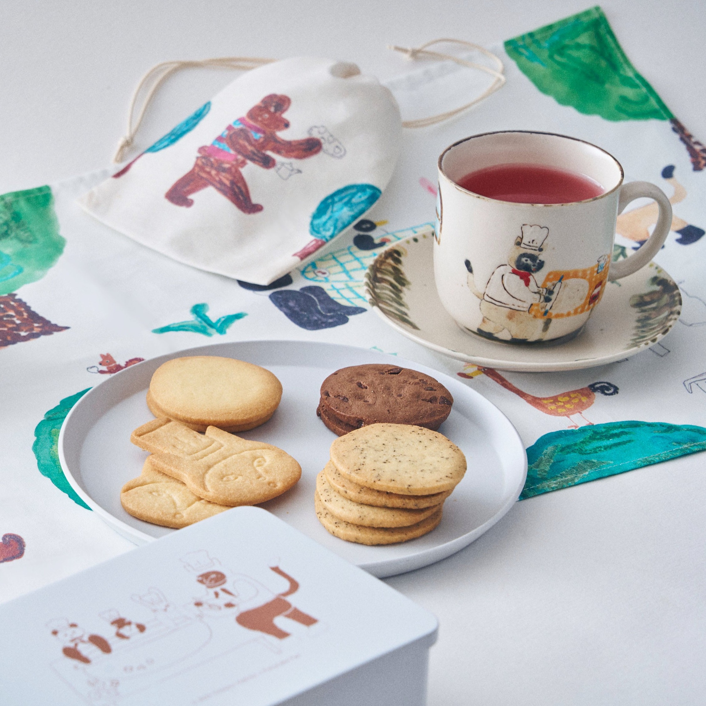 伴手禮品牌「Fairycake Fair」攜手陶藝作家,打造充滿想像的繪本風鐵盒餅乾
