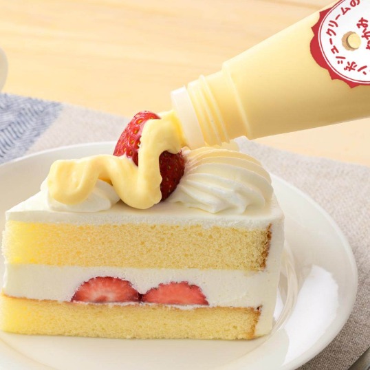 日本愚人節商品敲碗成真!蛋糕擠上去的是美乃滋還是卡士達醬?衝擊系甜點商品新登場!