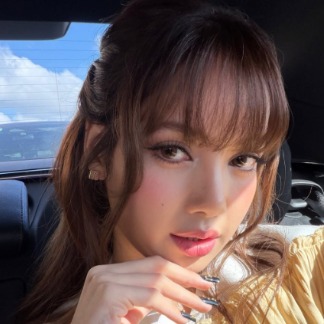 Lisa東京現身甜到像真人洋娃娃！「焦糖娃娃瀏海」爆紅，跨世代日本女孩瘋狂模仿！