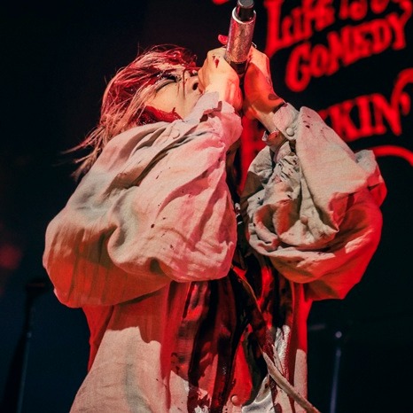 搖滾男神HYDE來台開唱 《鬼滅之刃》、《NANA》經典名曲連發,巨大講台與浴血橋段讓現場宛如華麗音樂劇!