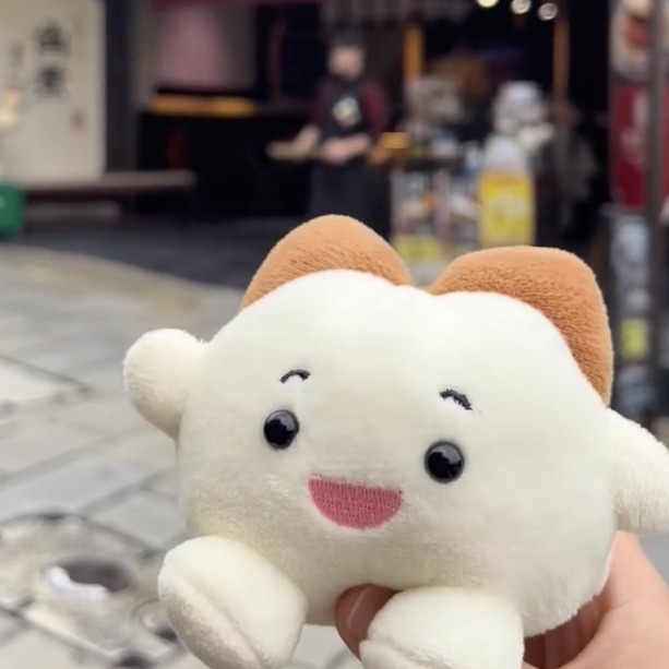 岩崎本舖的角煮饅頭（長崎刈包）吉祥物「角煮まんじゅうちゃん」，頭上的蝴蝶結竟是東坡肉？