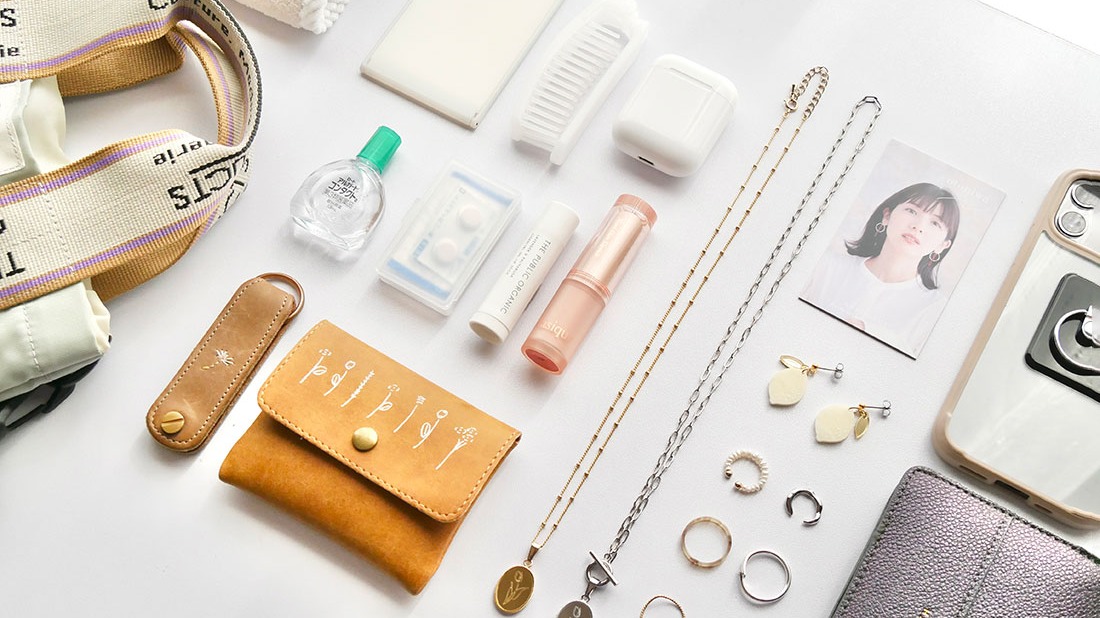 What's in my BAG?日本壓克力飾品設計師「otoniwa」包包開箱,輕巧無負擔的出門風格完美體現自身品牌理念
