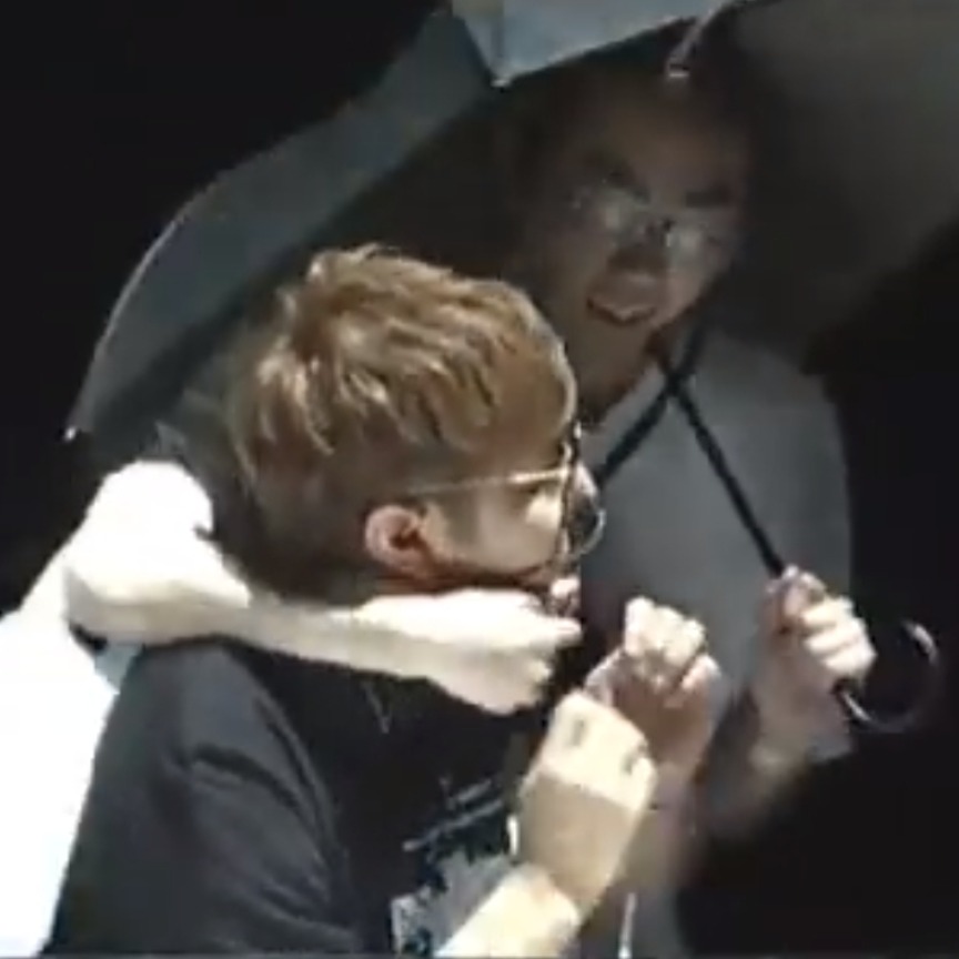 人氣日本YouTuber HIKAKIN現場直播被歹徒摟脖，驚悚影片在網上引發討論