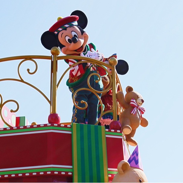 2025 年「迪士尼聖誕節」樂園篇！米奇與好友帶領玩具們歡樂遊行，限定周邊也不可錯過