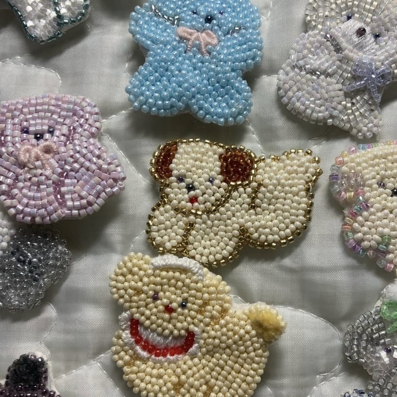 一針一線與串珠交織而成，日本夢幻珠繡飾物品牌「BEEFCON」