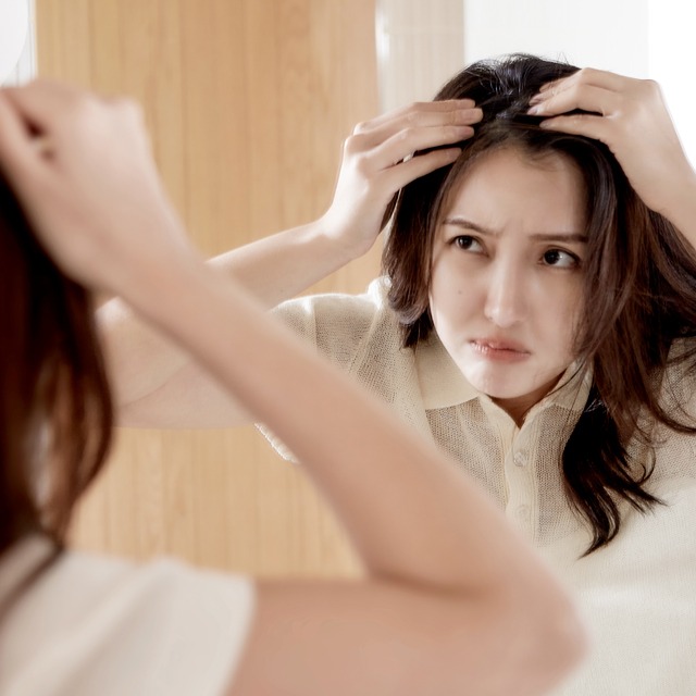 兩天洗一次頭會掉髮？頭皮去角質是關鍵！6 款神級淨化清單，告別毛囊堵塞、養出蓬鬆髮