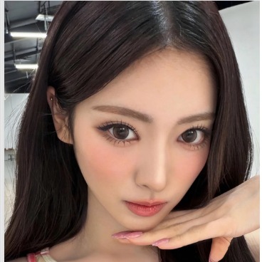 【2026 妝容教學】別再亂畫腮紅！田中杏奈「害羞紅暈妝」公式：重心頰彩＋校色遮瑕，黃肌也能畫出透明感，視覺秒縮小臉！