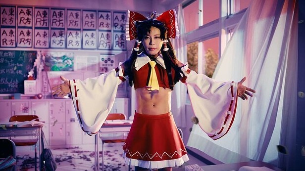 51歲的誘惑腹肌？西川貴教為拍廣告反串俏巫女網路瘋傳