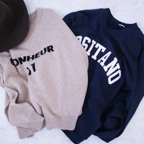 秋冬必備「LOGO 單品」上衣!這一季該怎麼穿搭出成熟味道?