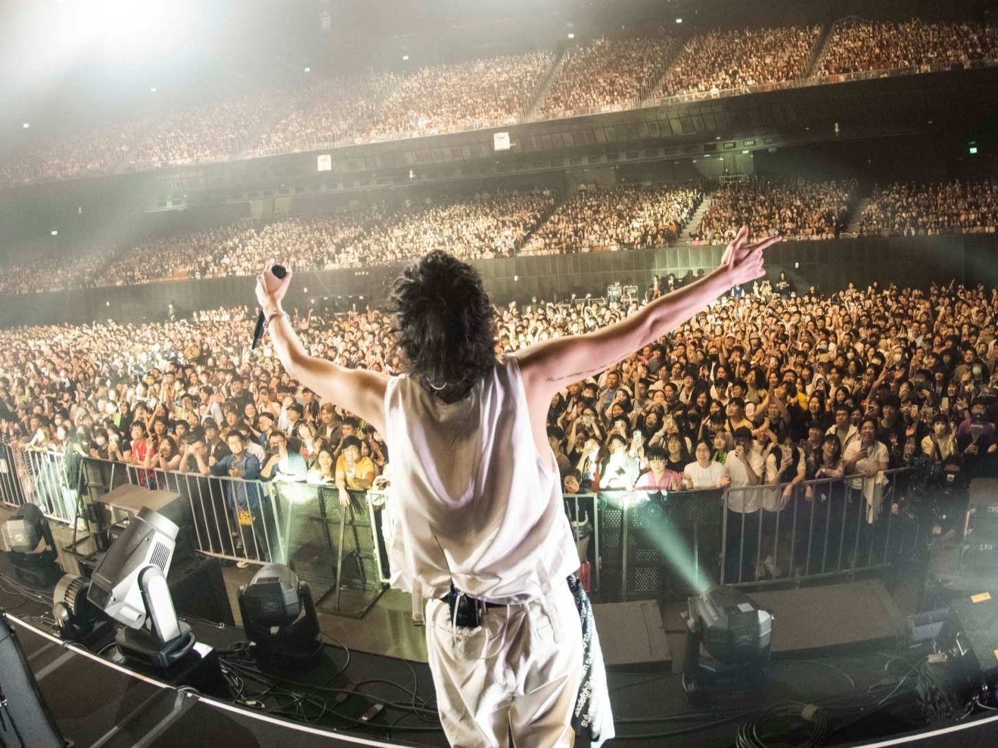 【現場報導】日本樂團RADWIMPS履約嗨翻北流！中文說太好貝斯手急澄清「奇怪我明明是日本人！」