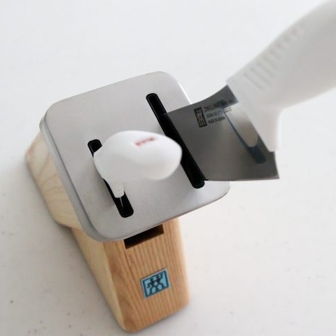 日本主婦大推廚房好物,德國雙人「自磨刀座組」在取放刀具時順便幫你磨刀!