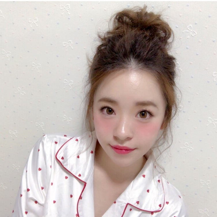 穿睡衣也能拍IG美照!找姊妹來開睡衣趴,先學會這幾款簡單編髮