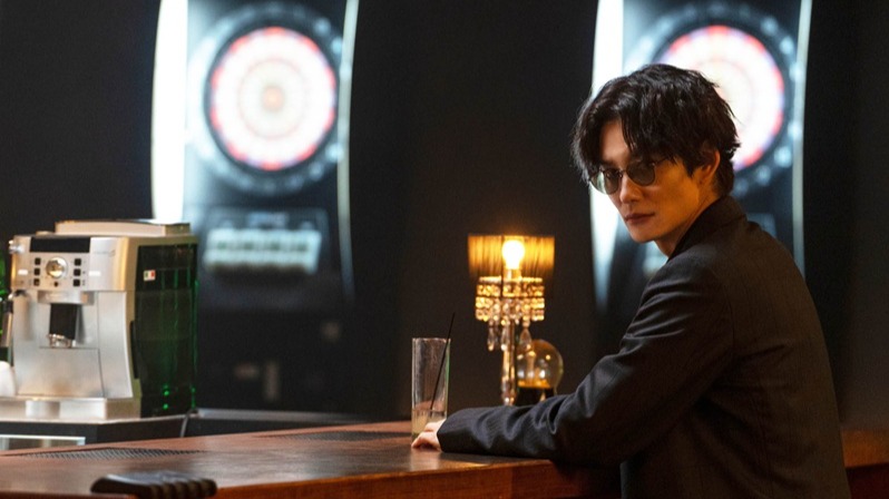 電影《一屍到底》導演最新華麗騙局！《一騙到底》岡田將生展亦正亦邪魅力，與內野聖陽聯手復仇展開詐欺行動