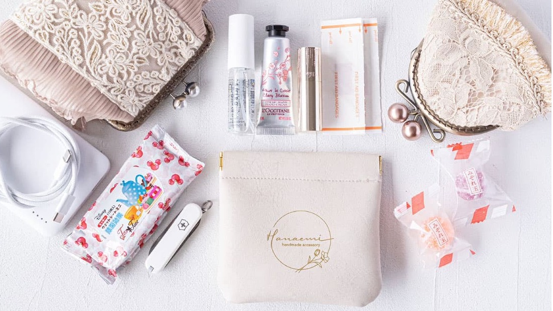 What's in my BAG？日本乾燥花飾品設計師「Hanaemi」包包開箱，淺色控、愛操心之人的包包裡有哪些必帶物品？
