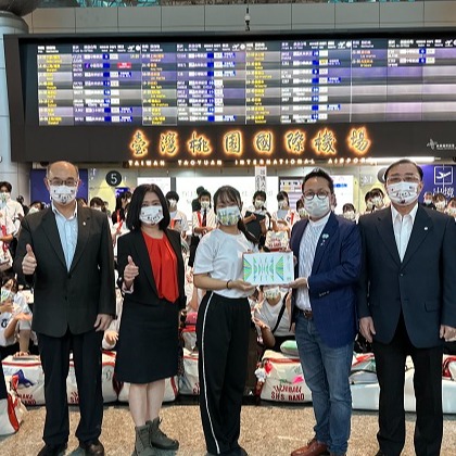 明天要趕回日本考試!國慶日驚豔全場的京都橘高校趕赴機場離台 文總送郵摺留念