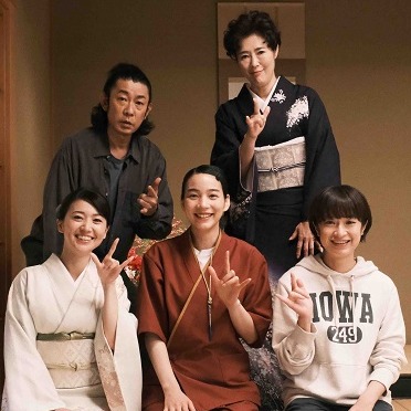 門脇麥戲外當長女，戲裡盡情享受大姊大島優子的寵愛！《天間莊三姊妹》集結日本一線卡司2月3日在台上映