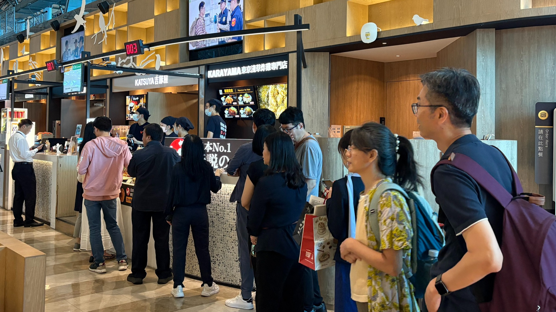 日本最大炸雞品牌「KARAYAMA」登台!桃園機場開幕首日超越預期 排隊人潮爆棚