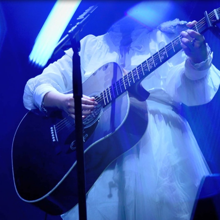 日本創作歌手「ユイカ」首度登台！低調不露臉高中女生純愛魅力創下寫歌奇蹟