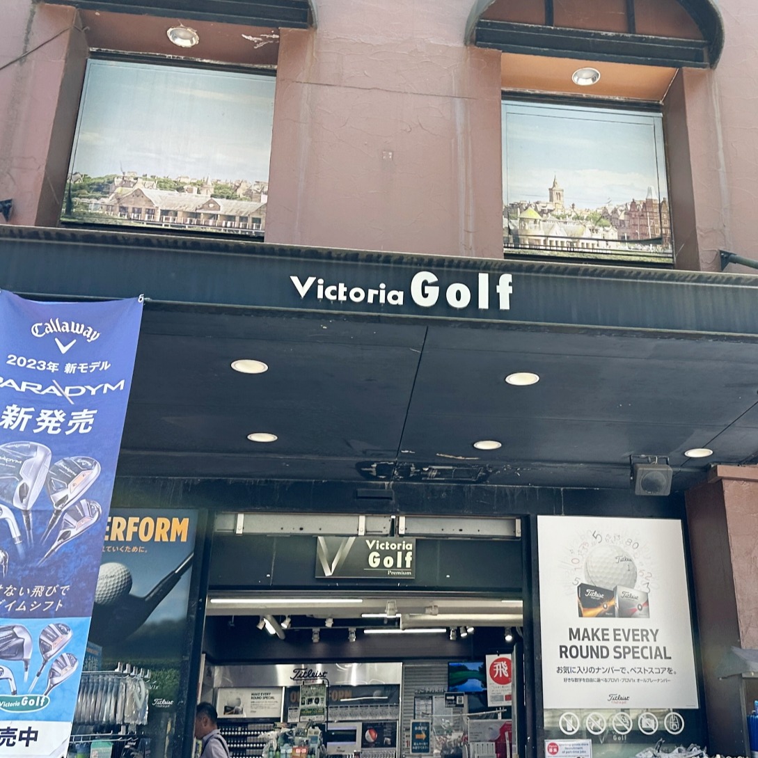 高爾夫運動愛好者必逛「Victoria Golf 新宿店」,全日本最大最齊全高爾夫用品專賣店,眾多高爾夫服飾鞋款等你來挑選