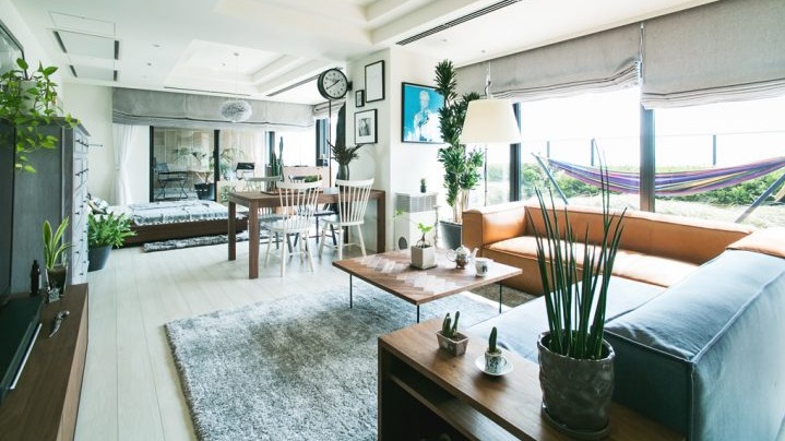 簡單幾樣家具，讓沙發區變得舒適又時尚