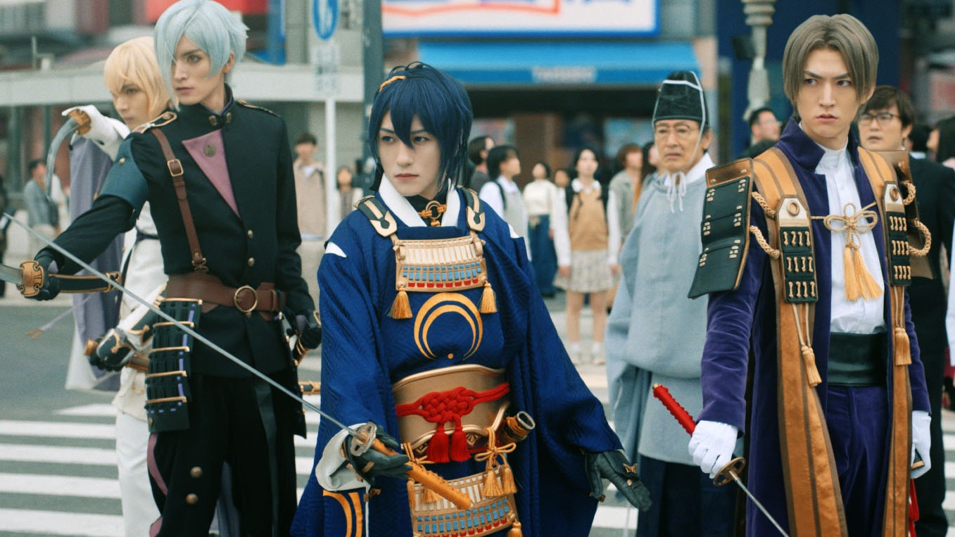 《電影刀劍亂舞-黎明-》再躍大螢幕！「爺爺」三日月宗近現身現代東京街頭成路人拍照打卡吉祥物