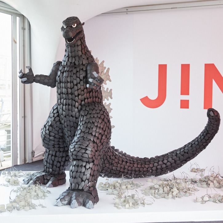世界首創! JINSX台中市政府,萬支廢鏡打造「哥吉拉」 登陸台中火車站