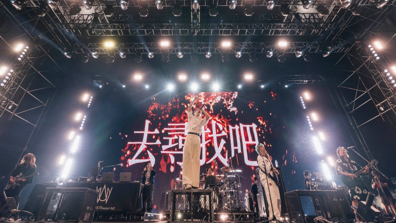 【JH專訪】日本超級樂團 UVERworld 初次來台用音樂震撼觀眾,第一次看也會被〈EN〉歌詞靈魂拷問逼哭!