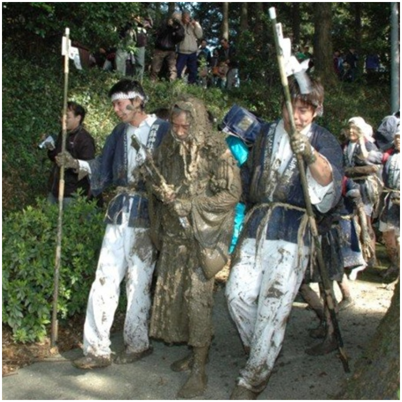 日本3月傳統祭典！春日大社春日祭 、高尾山火渡祭，還有用潑泥巴來預測豐收與否的泥打祭