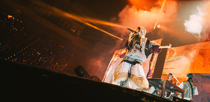 【現場報導】YOASOBI 讓小巨蛋化為「超現實」世界，放話下次想在更大場地演出！