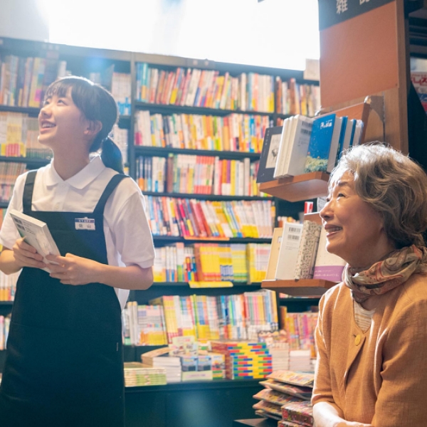 宮本信子、蘆田愛菜在電影《春心萌動的老屋緣廊》為BL漫畫一起大哭大笑!兩代傳奇女星一起為新片獻聲演唱主題曲