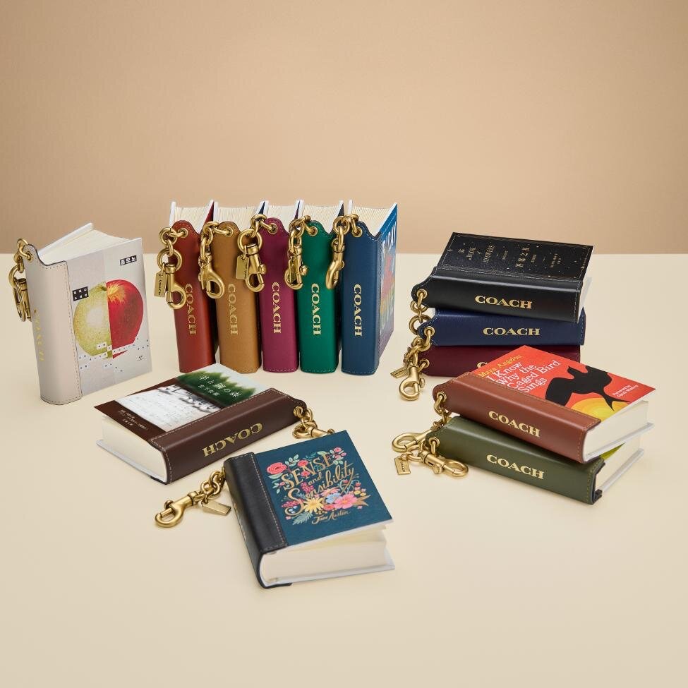 超迷你《羊與鋼之森》《蜜蜂與遠雷》！Coach 推出可閱讀書本吊飾及期間限定工作坊