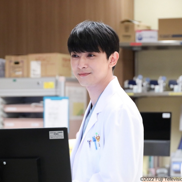 眼淚是珍珠,國寶級帥哥吉澤亮讓觀眾忍不住陪哭。日劇《PICU 兒童加護病房》登10月收視冠軍寶座