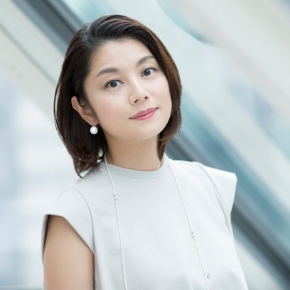 擁有搞笑綜藝魂的實力派演員「小池榮子」,演出《地面師》與《新宿野戰醫院》呈現百變形象!