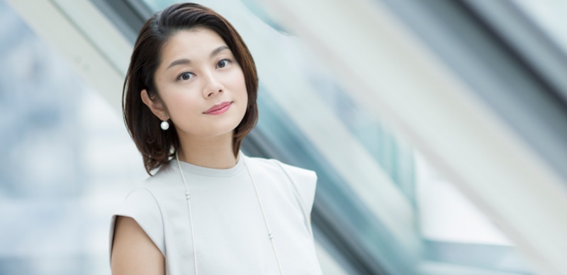 擁有搞笑綜藝魂的實力派演員「小池榮子」，演出《地面師》與《新宿野戰醫院》呈現百變形象！