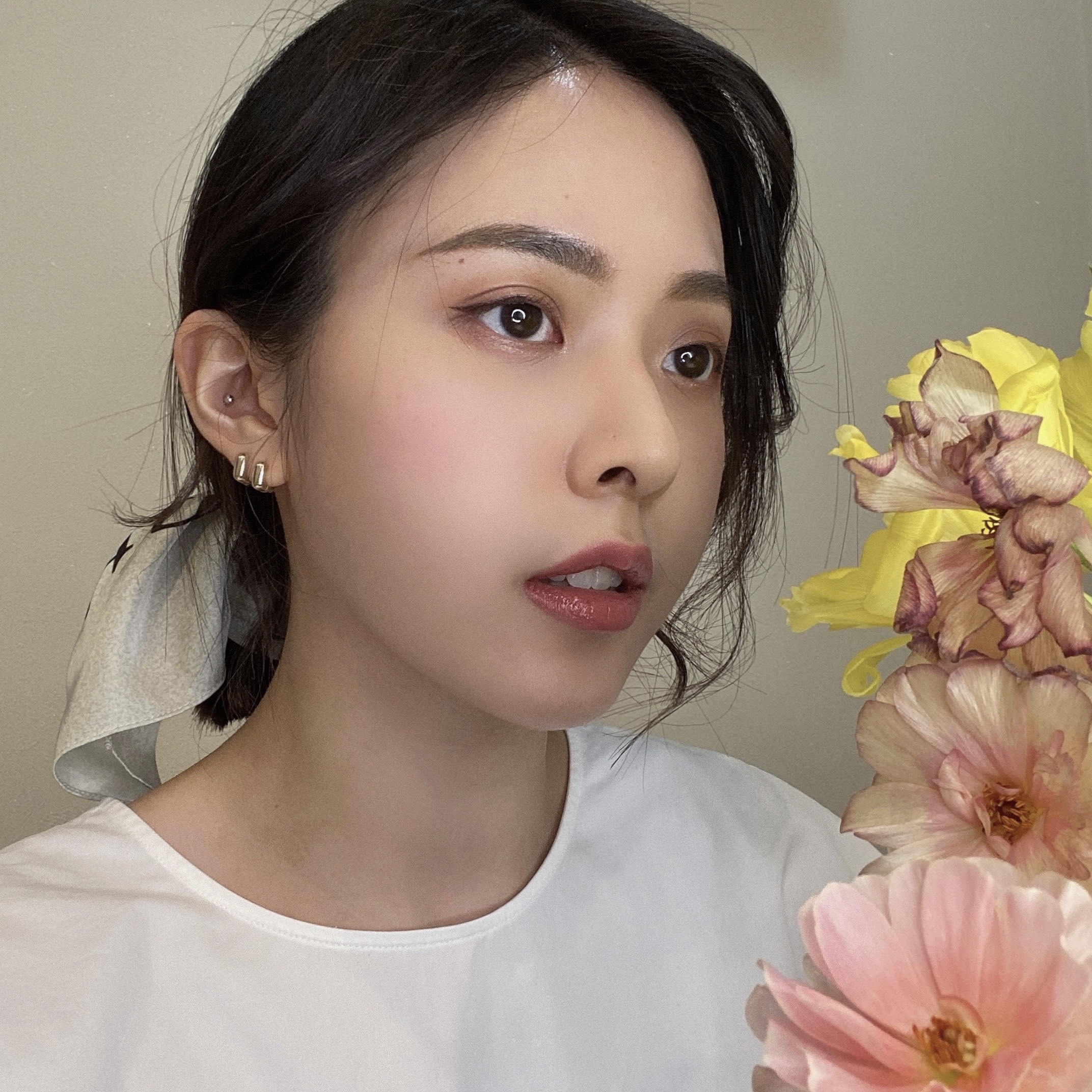 紫粉色基底的春日妝容