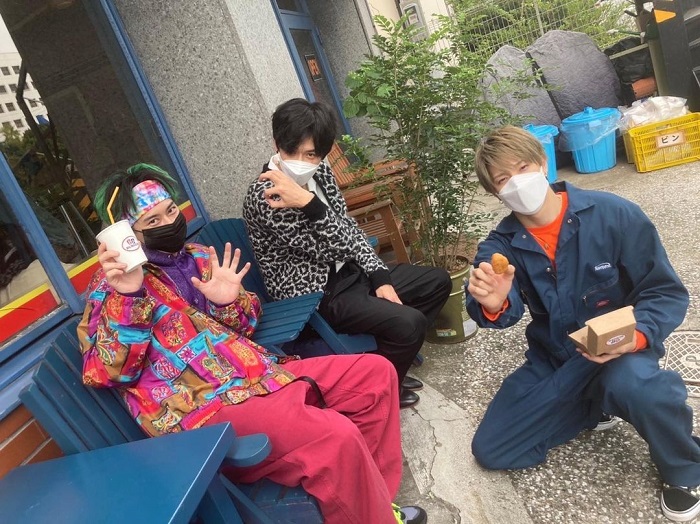 不良少年與白手杖女孩　側拍